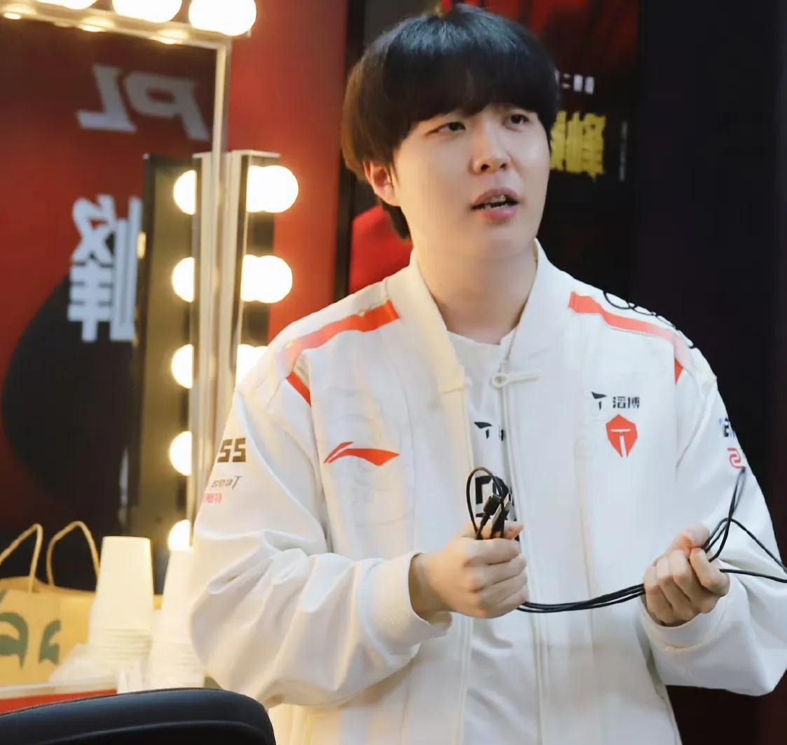 包含Rookie新星重要助攻表现突出，篮网前途光明！比赛高潮迭起的词条