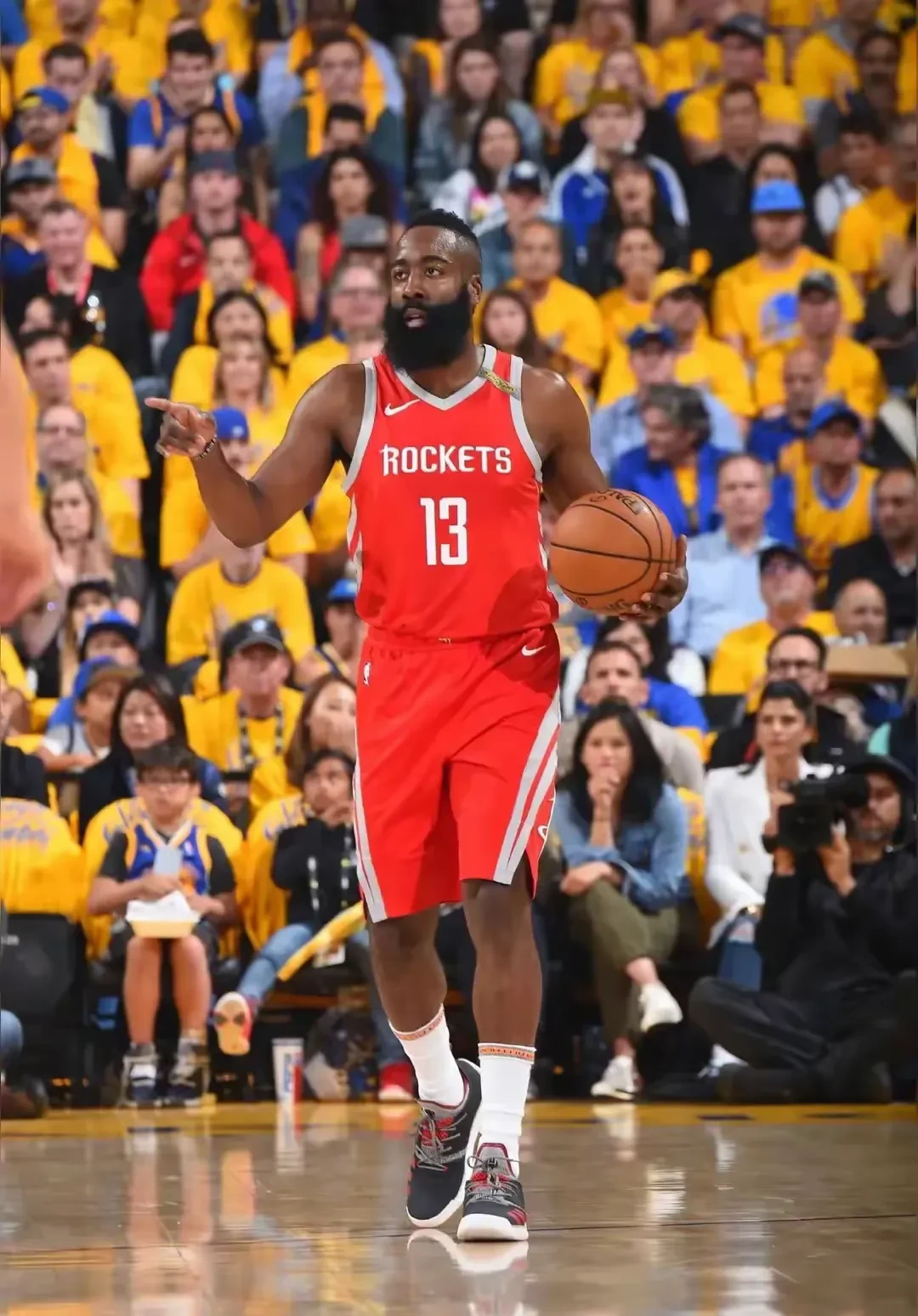 包含重要助攻首场状态出色，独行侠观众沸腾！，哈登重返赛场上演精彩一战的词条