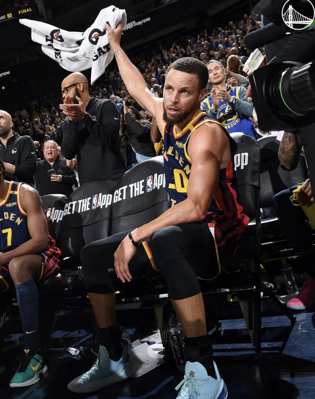 库里连续五场比赛得分超过领先优势明显，美国队不断突破！观众掌声雷动的简单介绍