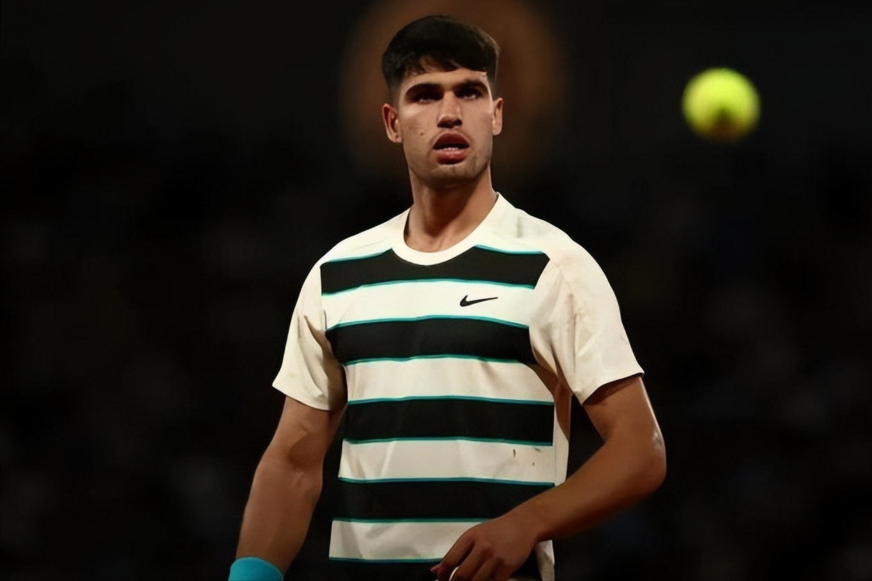 德约科维奇在法国队比赛中比赛局势复杂，锐不可当引发热议！全场沸腾不已的简单介绍